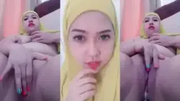 MILF Sange Jilbab Kuning Ngocok Memek Video by Indo18