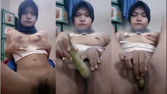 Pelajar SM4 Aracwy Colmek Pake Terong Video by PornOne