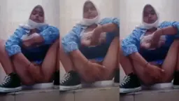 ABG Daun Masih Muda Mainin Memek di Toilet Sekolah Video by BebasIndo